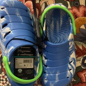 Rugged shark slip ons Sz 9 boys